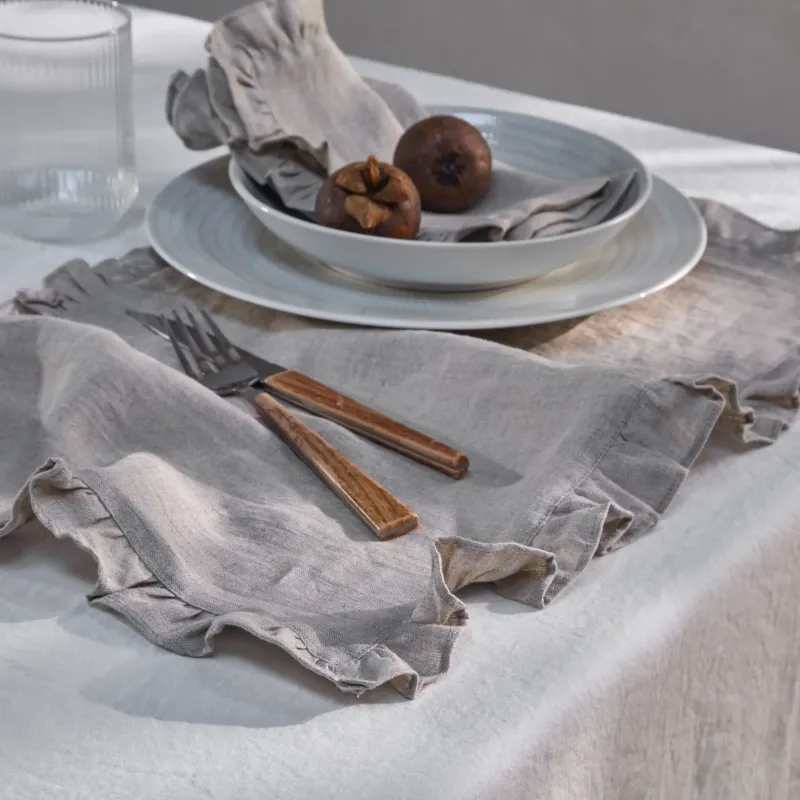 Sets de table à volants en lin naturel