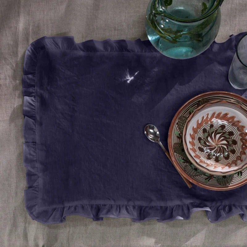 Sets de table à volants en lin bleu nuit